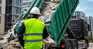 Вывоз строительного мусора в Добрянке: услуги лицензированной компании — ПроМусор